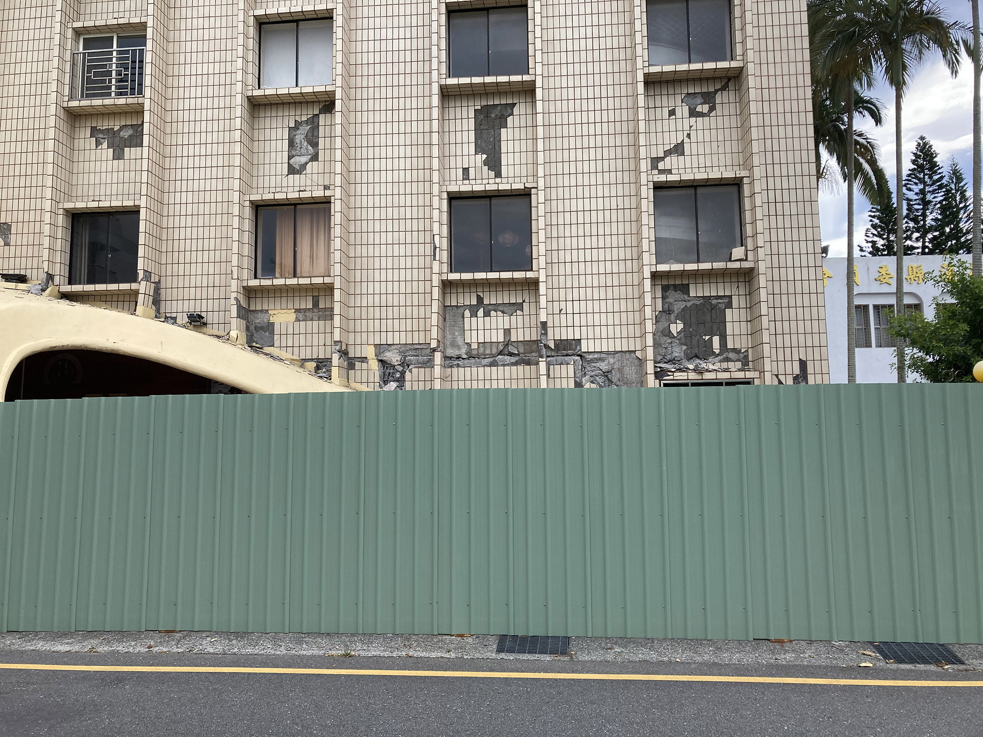 Seule la façade principale, qui comprend un coque rigide en béton armé faisant office de auvent, présente un fort endomagement aux deux premiers niveaux. le bâtiment a un plan en L, la rotation d'ensemble a été gênée par la rigidité du auvent, provoquant des concentrations de contraintes 